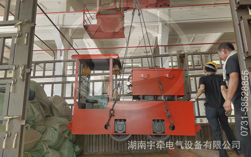 2.5噸防爆蓄電池電機車裝車發(fā)貨 1.jpg