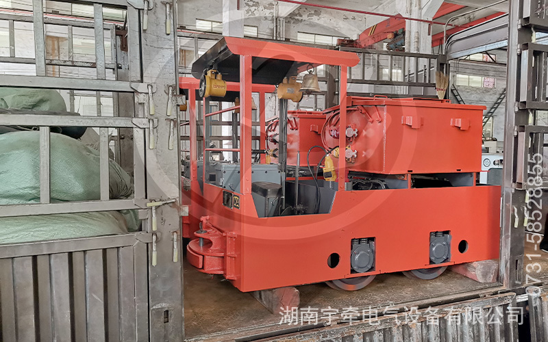 2.5噸防爆蓄電池電機(jī)車(chē)裝車(chē)發(fā)貨 3.jpg