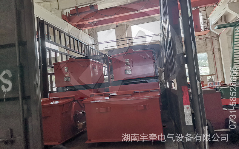 2.5噸防爆蓄電池電機(jī)車(chē)裝車(chē)發(fā)貨 4.jpg