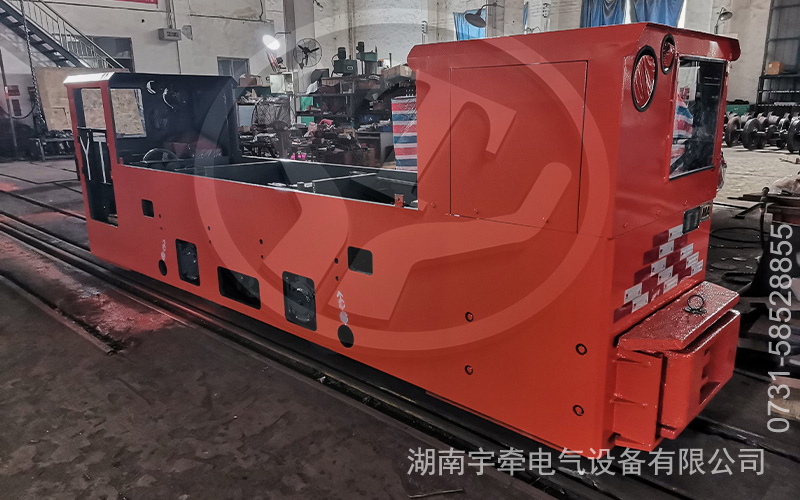 雙駕駛室8噸防爆蓄電池電機車發(fā)貨 1.jpg