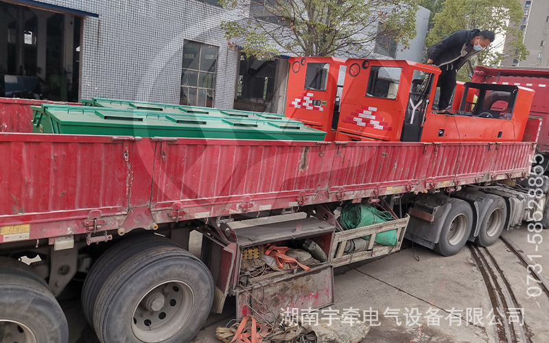 雙駕駛室8噸防爆蓄電池電機車發(fā)貨 2.jpg